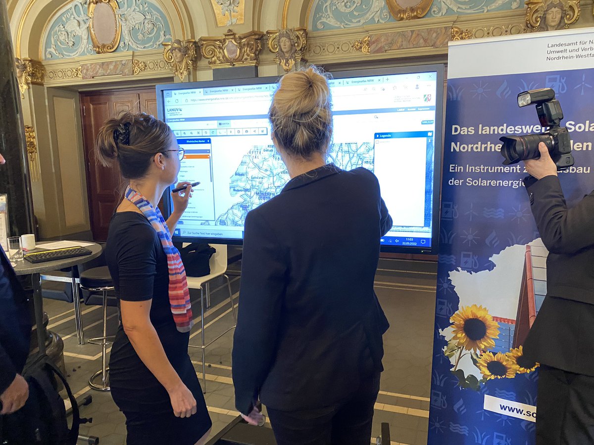 lanuvnrw's tweet photo. Antje Kruse @lanuvnrw stellt Klimaschutzministerin @monaneubaur den #Energieatlas vor. Mehr zum Fachinformationssystem 👉https://t.co/k1O7dHda6J
#KommunalK2022
#energy4climate
@WirtschaftNRW https://t.co/ZUraSslD1j