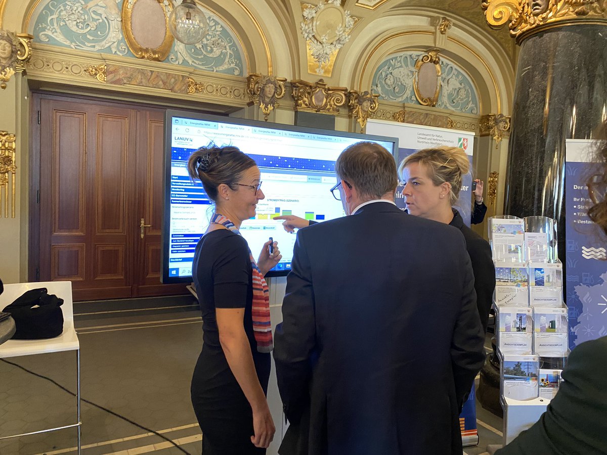 lanuvnrw's tweet photo. Antje Kruse @lanuvnrw stellt Klimaschutzministerin @monaneubaur den #Energieatlas vor. Mehr zum Fachinformationssystem 👉https://t.co/k1O7dHda6J
#KommunalK2022
#energy4climate
@WirtschaftNRW https://t.co/ZUraSslD1j