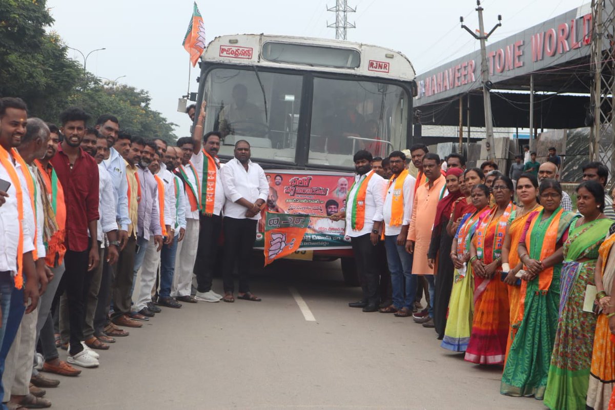TSR4BJPIndia's tweet photo. పెద్ద అంబర్ పేట్ సభకు బయలుదేరిన మైలార్ దేవ్ పల్లి బీజేపీ శ్రేణులు.
#MP #BandiSanjay #prajasagramayatr #BJP4IND #PeddaAmberpet #BJPTelangana #TSR #BJPCorporator #mailerdevpally https://t.co/affhu9OYeG