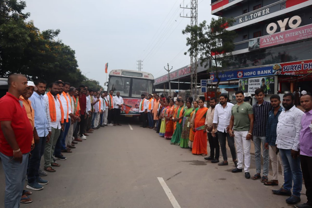 TSR4BJPIndia's tweet photo. పెద్ద అంబర్ పేట్ సభకు బయలుదేరిన మైలార్ దేవ్ పల్లి బీజేపీ శ్రేణులు.
#MP #BandiSanjay #prajasagramayatr #BJP4IND #PeddaAmberpet #BJPTelangana #TSR #BJPCorporator #mailerdevpally https://t.co/affhu9OYeG