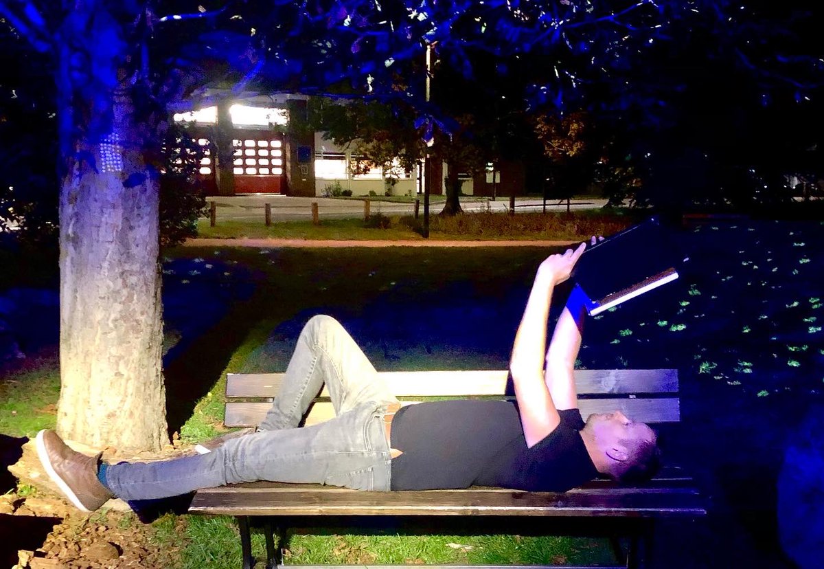 sadiehasler's tweet image. Top eve @QueensTheatreH

Brilliant @Darwen88 spanked the equally brilliant Kenny Emson’s very brilliant play A Different Class - Right Out Of The Park. Utter magic. Half onstage, half outside. We were spellbound. 🪄
#BlueprintFestival