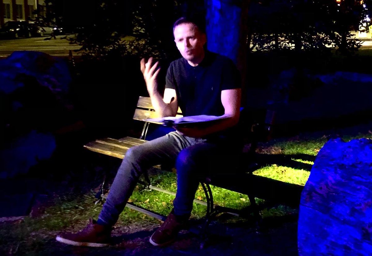 sadiehasler's tweet image. Top eve @QueensTheatreH

Brilliant @Darwen88 spanked the equally brilliant Kenny Emson’s very brilliant play A Different Class - Right Out Of The Park. Utter magic. Half onstage, half outside. We were spellbound. 🪄
#BlueprintFestival