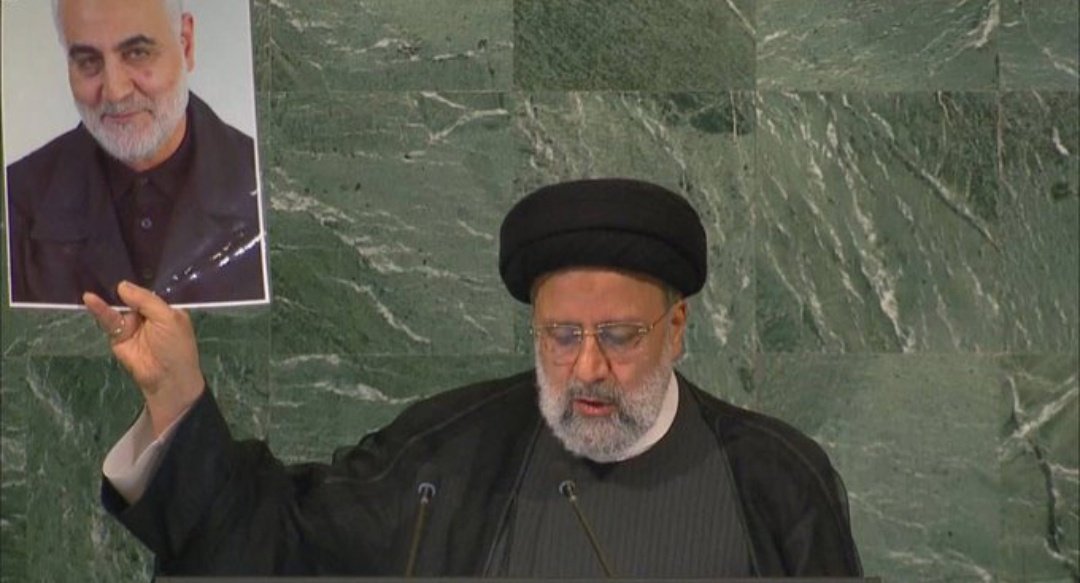 ايران لا تحترم عملائها الذين يخونون وطنهم وأكبر دليل ما فعله ابراهيم رئيسي عندما رفع صورة الإيراني قاسم سليماني ولم يذكر حتى اسم ابو مهدي المهندس لأنه يراه مجرد عميل وخائن لا قيمة له 

الي رفعوا هاشتاك #نحن_نرفع_صورتك أتمنى صارت عدكم عبرة وعرفتوا قيمتكم يم ايران