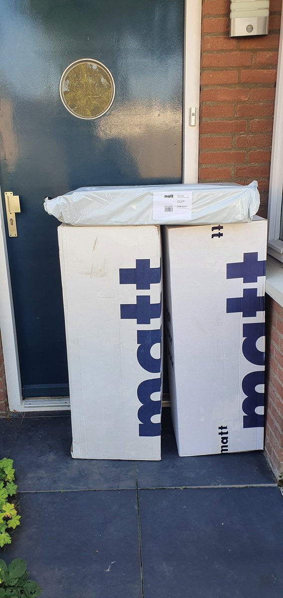 Lon1982's tweet photo. @PostNL dit wordt zo afgeleverd als we niet thuis zijn?? Staat al de hele ochtend voor de deur. Hoezo wordt dit zo afgeleverd als er niemand thuis is, dat kan toch niet! https://t.co/hO1e1IQTm9