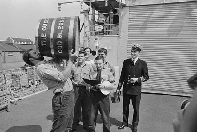 1970年7月31日、英国海軍最後のラム・レーションの支給が行われた。この日を"Black Tot Day"と呼び、長い慣習の廃止を惜しむ水兵は黒い腕章を巻くと支給された最後のラムを海に注いで「水葬」し、また黒い棺と鼓笛隊で「葬列」を作り永久の別れを惜しんだという。 