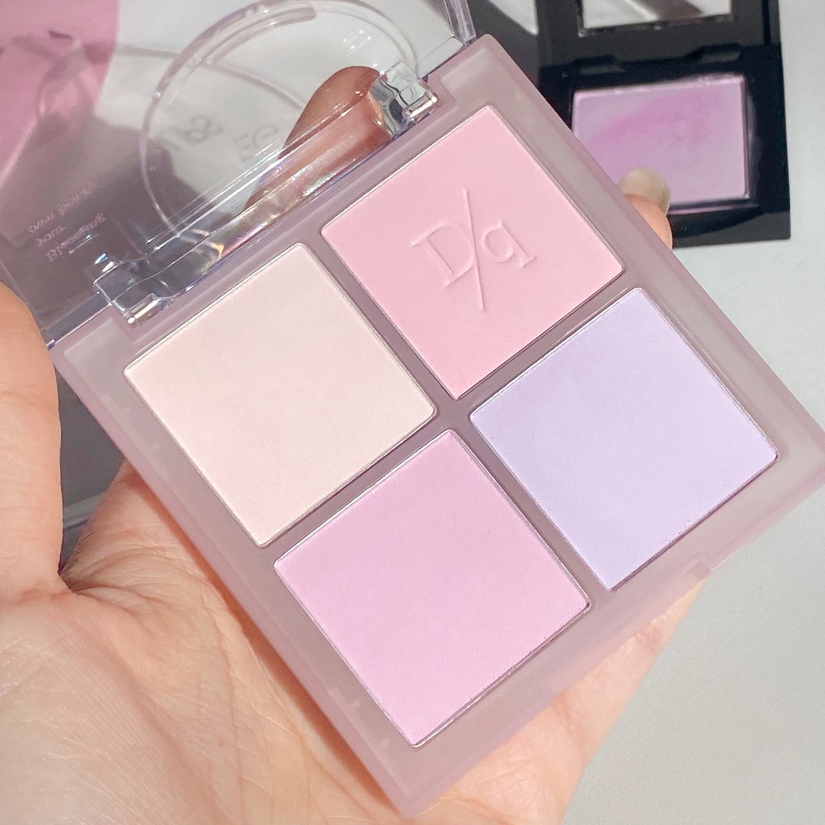 • Bbia ให้ฟีลเดียวกับ eglips ใน verที่สีชัดกว่า แน่นกว่า ใครชอบสีแบบชัดๆ ปัดให้เห็นไปเลย เลื่อนจากตัวบนมาตัวนี้ได้ค่า

• Dasique ความสวยยยยยย โทนสีสวยมากกก แต่ก็สีอ่อนมาก😂 บางวันไม่ได้เคลียร์ผิวให้สว่างก็จะใช้ยากหน่อย แต่เอามาเบลนพวกบลัชสีเข้ม หรือปัดเอาอ่อนๆก็สวยดีค่ะ