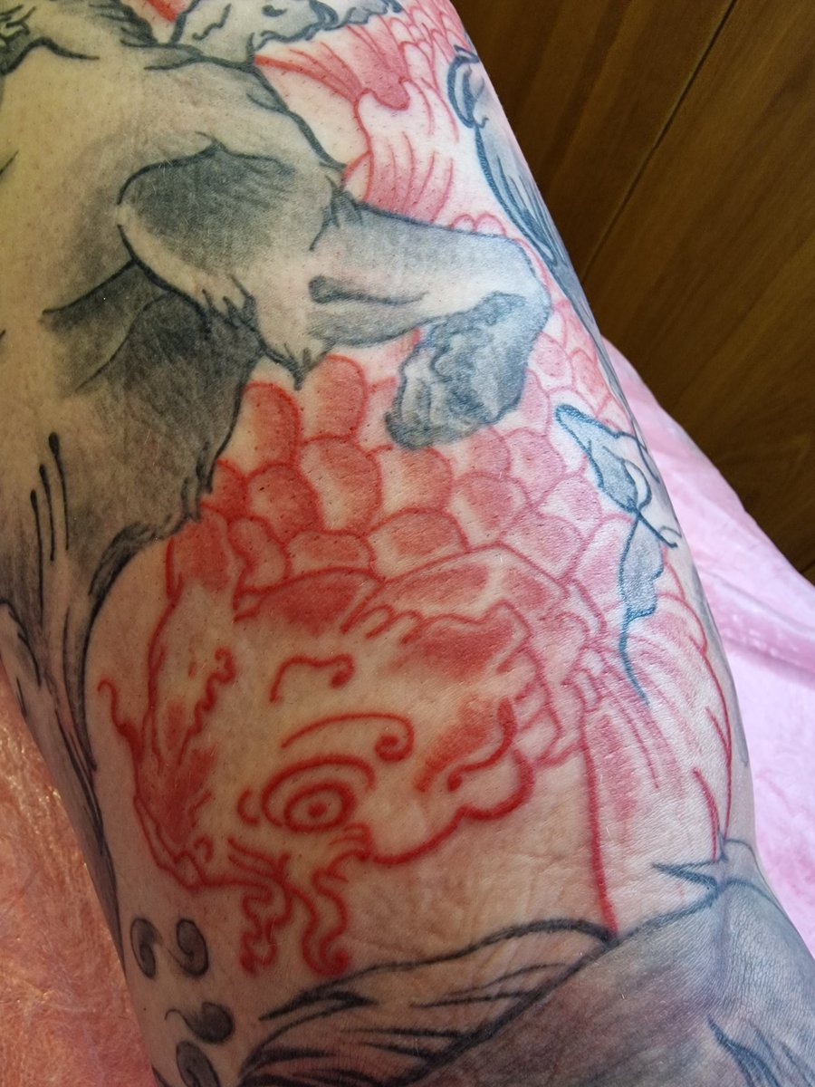 Обновили Дашке лосося) Теперь он в меру сочный, в общем, всё как надо 🐟
#tattoo