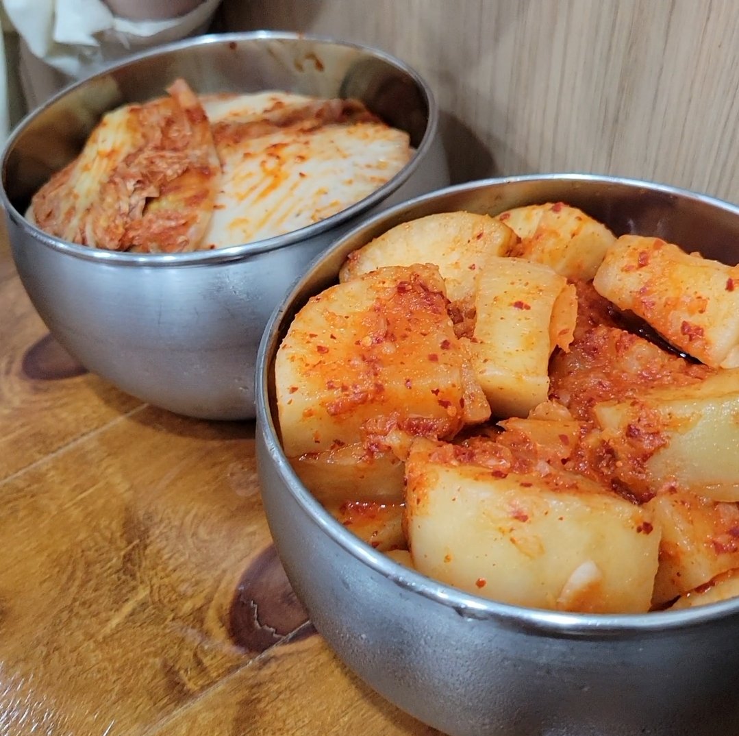 hanshokuka_sako's tweet photo. 📍ソウル・南大門

「금성관 나주곰탕」
🍴나주곰탕

📝昼は行列必須！ほどよく塩味がきいたコムタンとキムチ、イカの塩辛が絶品🦑😋

🚃④号線회현(フェヒョン)駅7番出口から徒歩8分
🚕서울 중구 남대문로 29 청남빌딩

#韓国旅行 #韓国グルメ #コムタン #韓食家_sako https://t.co/MkhrE4CCG4