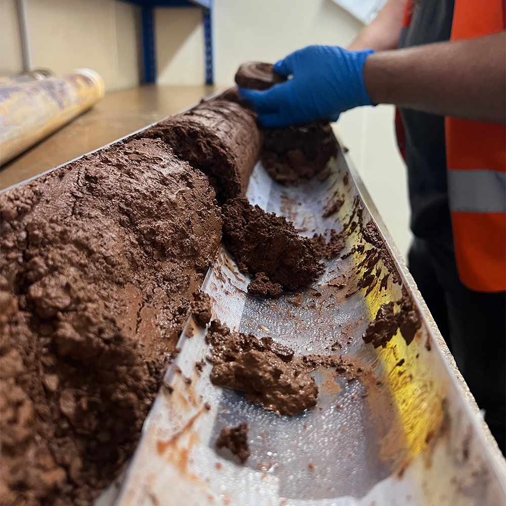 RogersGeotech's tweet photo. A busy day today in the logging bench today; logging rock from the Mercia Mudstone Group, this is also laced with Gypsum bands. We log all samples in-house be it on site or in our logging benches at head office. We are responsive to your needs ππΌ #rogersgeotech #rocklogging https://t.co/onqGCwpe02