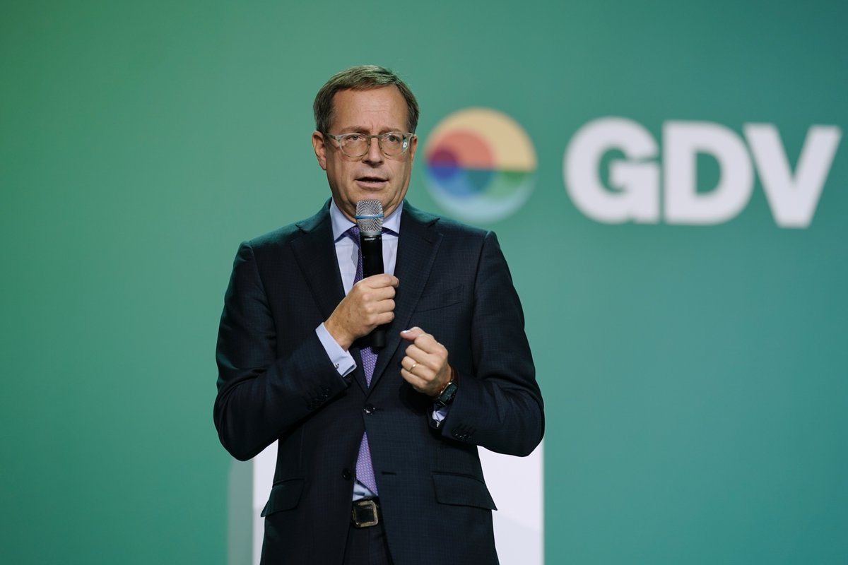 gdv_de's tweet photo. Antrittsrede GDV-Präsident Rollinger: Zeitenwende heißt auch, dass wir uns verändern müssen. Unsere großen Stärken sind unsere Gemeinsamkeit und unser Know-how. Wir müssen auch Pacemaker sein und mehr junge Talente einbinden. Wir verstehen uns als Transformationspate #VersTag22 https://t.co/4Rslvun6R3