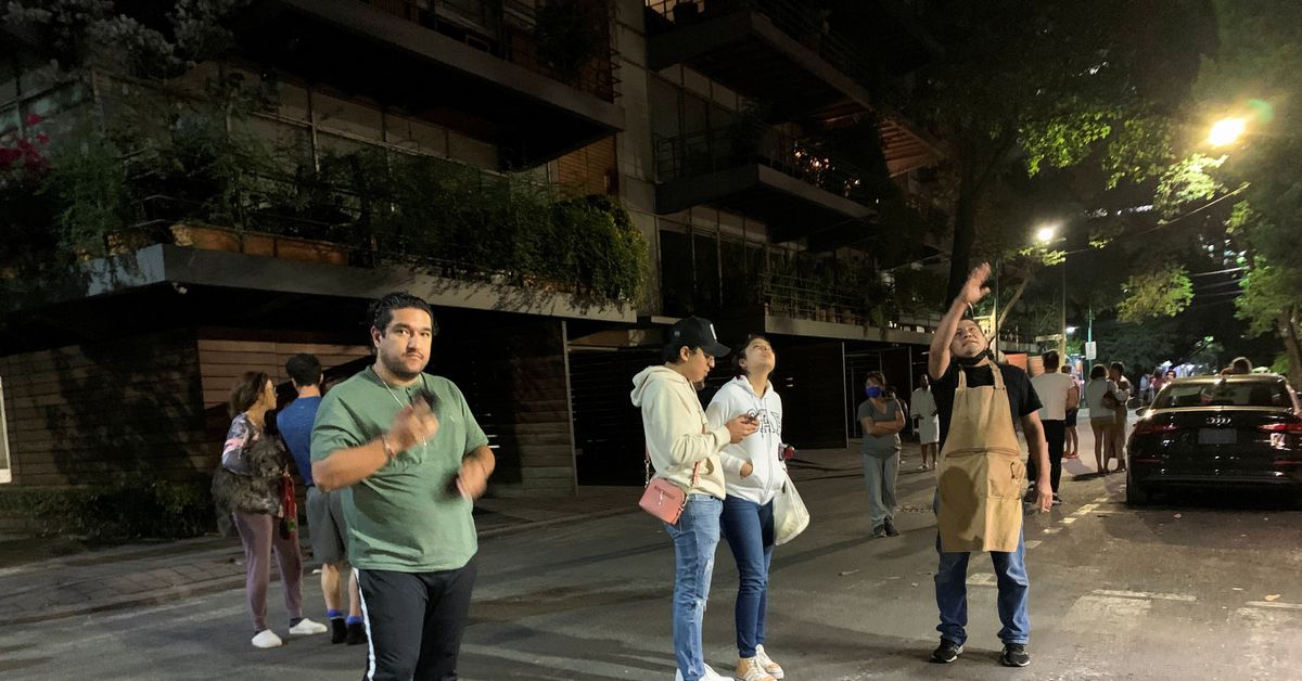 Strong nighttime earthquake jolts sleeping Mexicans, at least one death reported reut.rs/3R4BCuz