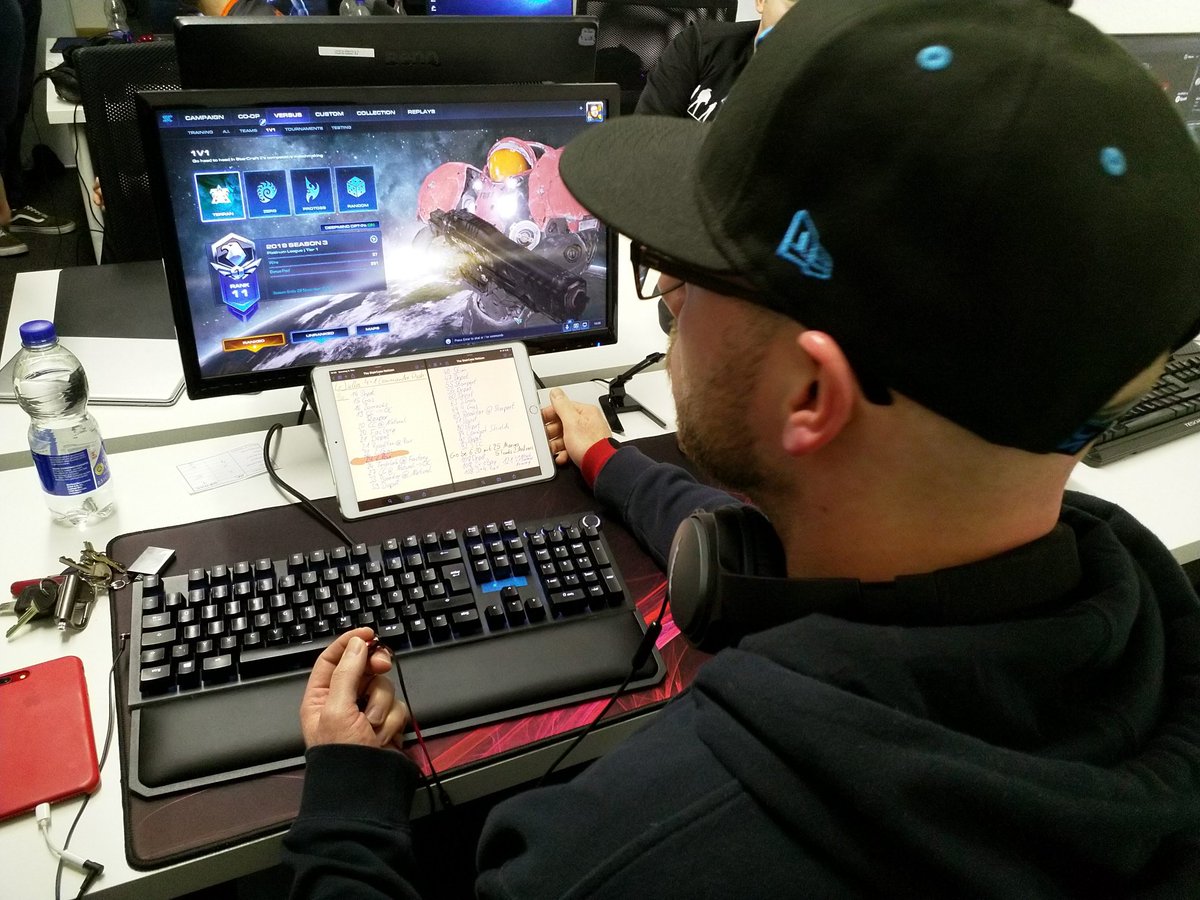 #TBThursday Waffel-Bracket beim Community Cup 8 (2019!). 
Plant ihr eure BOs wie <a href="/Blechfaust/">Malte „Blechfaust“ Weber</a> oder spielt ihr Freestyle wie <a href="/BeSCDante/">Woody</a>?