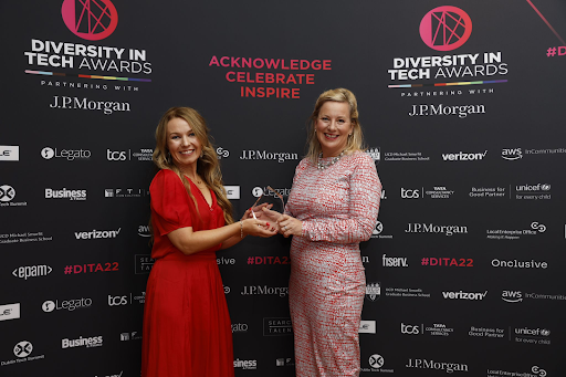 DITAwards's tweet photo. The award for Diversity Role Model Award goes to… Carmel Owens from @SideroLabs 🥳Congratulations on this great achievement, Carmel. It was an honor to have you here and thanks to @LisaCoxMurray1, @Verizon for sponsoring this award👏

#dita22 in partnership with @jpmorgan https://t.co/0dixW8xdB2