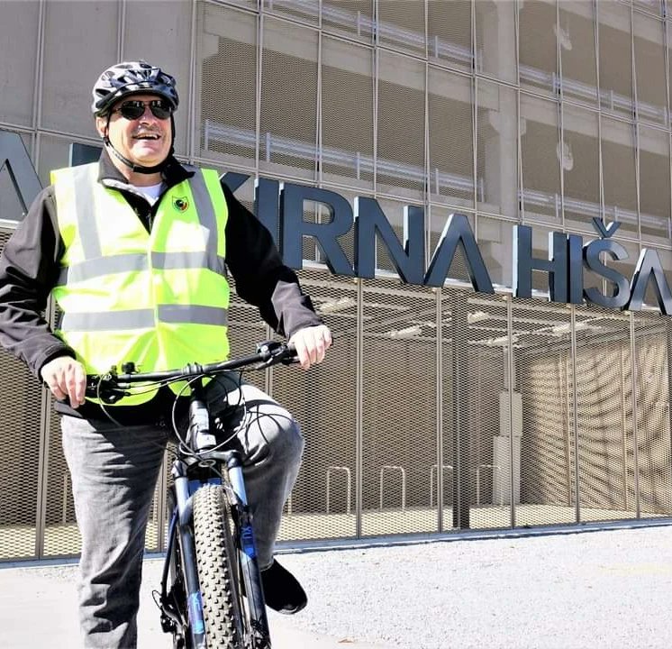 ObcinaGrosuplje's tweet photo. Trajnostni način potovanja je danes izbral tudi župan Občine Grosuplje, dr. Peter Verlič. 🚴♂️💛
#trajnostnamobilnost #evropskitedenmobilnosti #samo1planet #care4climate #sptm #trajnostnopovezani https://t.co/aiSKYSuYFQ