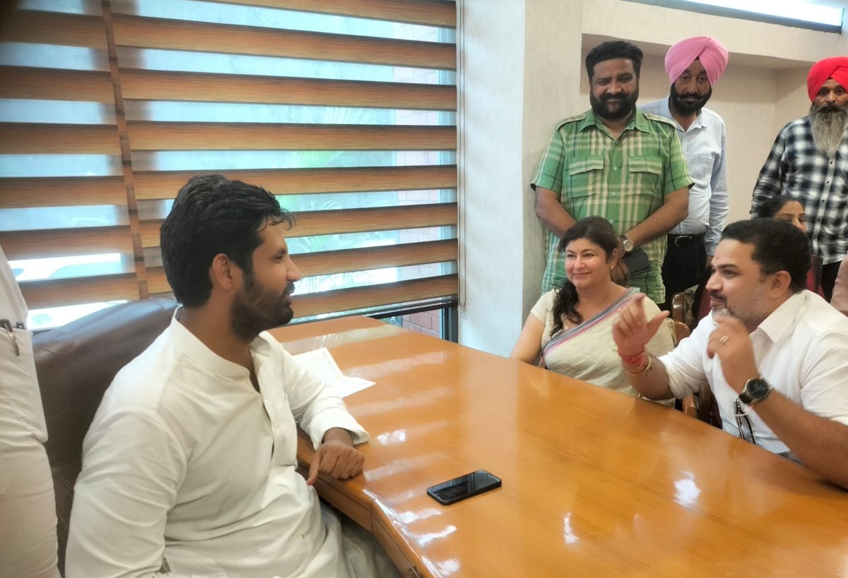 SaritaS31378932's tweet photo. Meeting of #PPCC #Deligates
@RahulGandhi @kcvenugopalmp
@RajaBrar_INC @MukulWasnik
@priyankagandhi https://t.co/OPkuFNKNMl