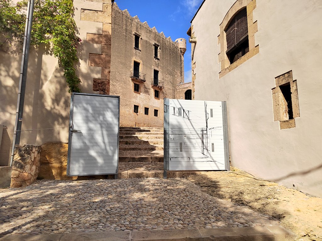 ajAltafulla's tweet photo. 😁 L'artista Orion Leim està treballant aquests dies en el nou tancament de la plaça de l'Església que s'instal·la per als esdeveniments culturals que s'hi celebren com el #FIMALTAFULLA
👉 L'estrenarem el 30 de setembre per al Festival Di(vi)nes i en pocs dies veureu el resultat https://t.co/187OXrlOmp