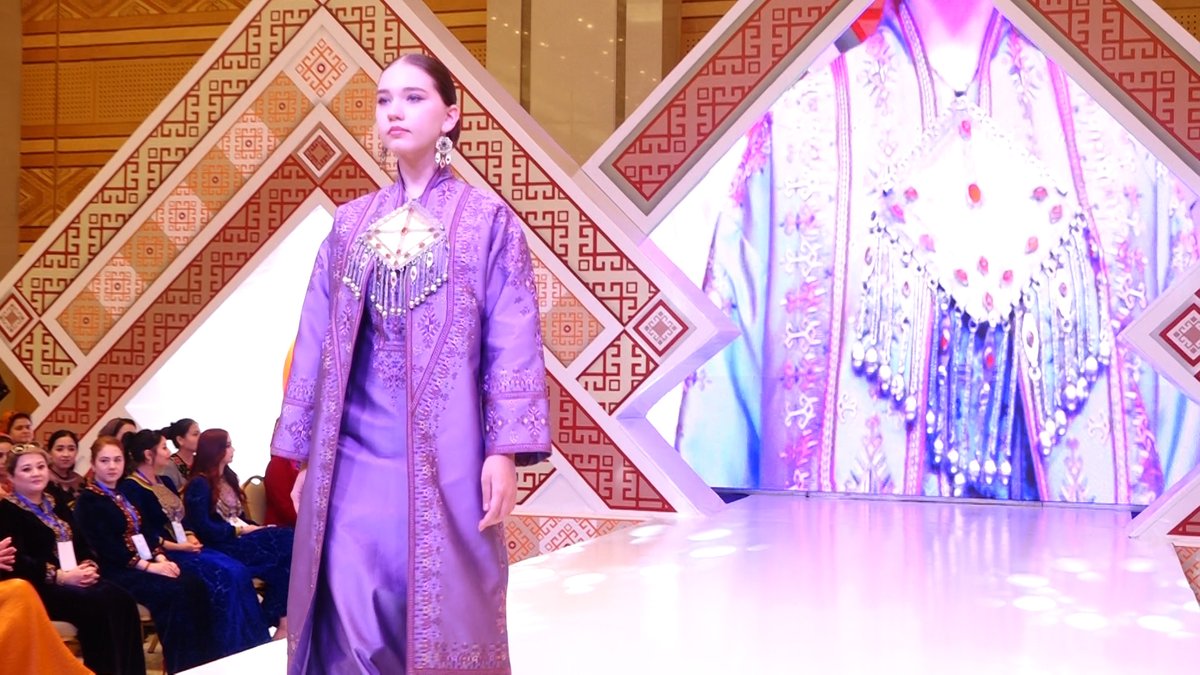 Türkmen Modasının Yeni Çizgileri Defileyle Tanıtıldı
Geleneksel Türkmen kıyafetinde lüks ve modern tasarımlara sahip çizgiler düzenlenen defile ile tanıtıldı.
Tamamen el işçiliğine dayanan ürünler ile Türkmen modasının geldiği nokta gözler önüne serildi.
