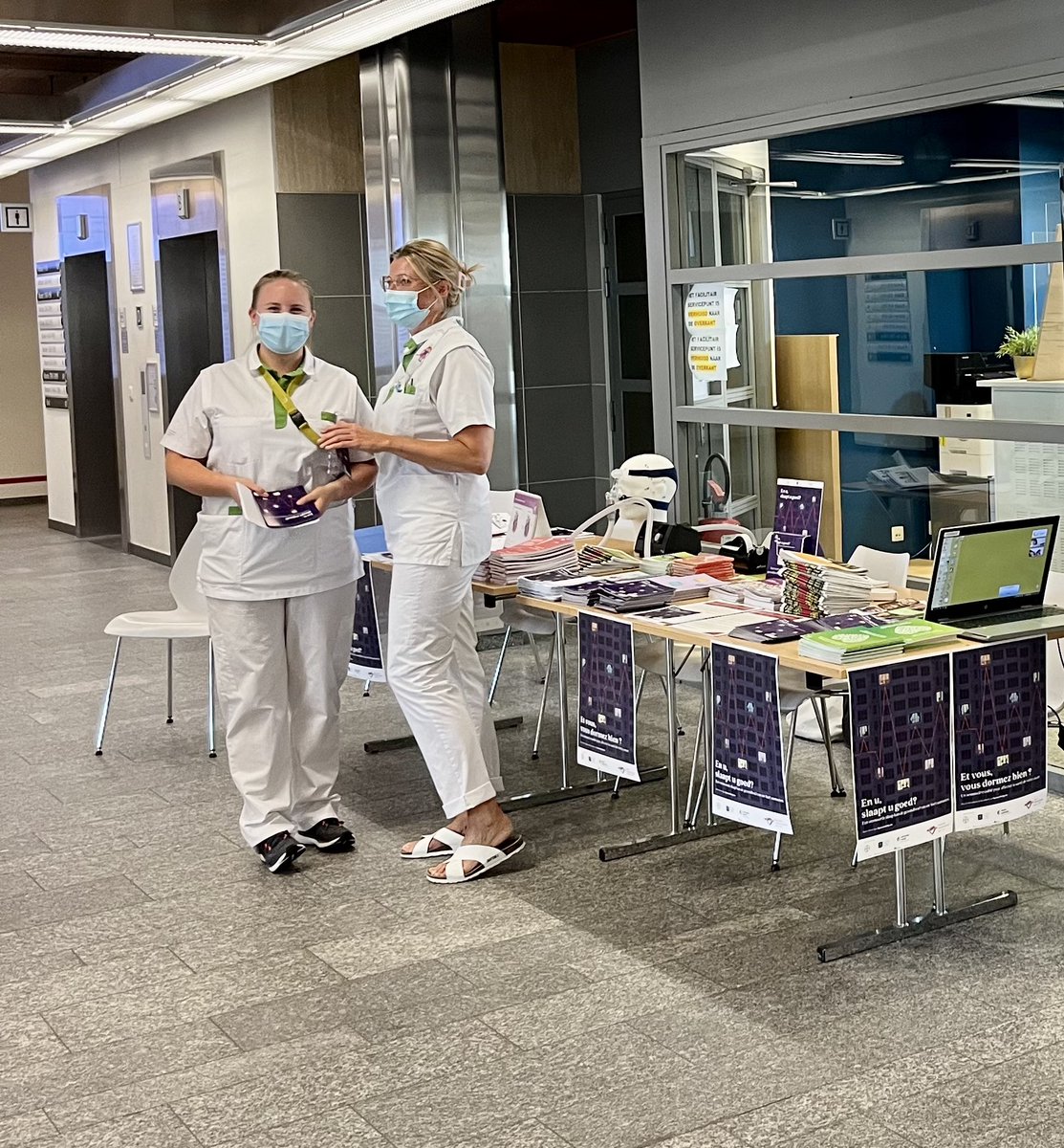 ericvanderoost's tweet photo. Nu in de inkomhal van het #UZBrussel -> “een verstoorde 🛌 😴 kan de gezondheid van je 🫀❤️ aantasten”: voor deskundig advies welkom bij experten van het slaaplabo #weekvanhethart #preventie #gezondheid #sensibiliseren #healthliteracy https://t.co/cXlwRT9Ezj