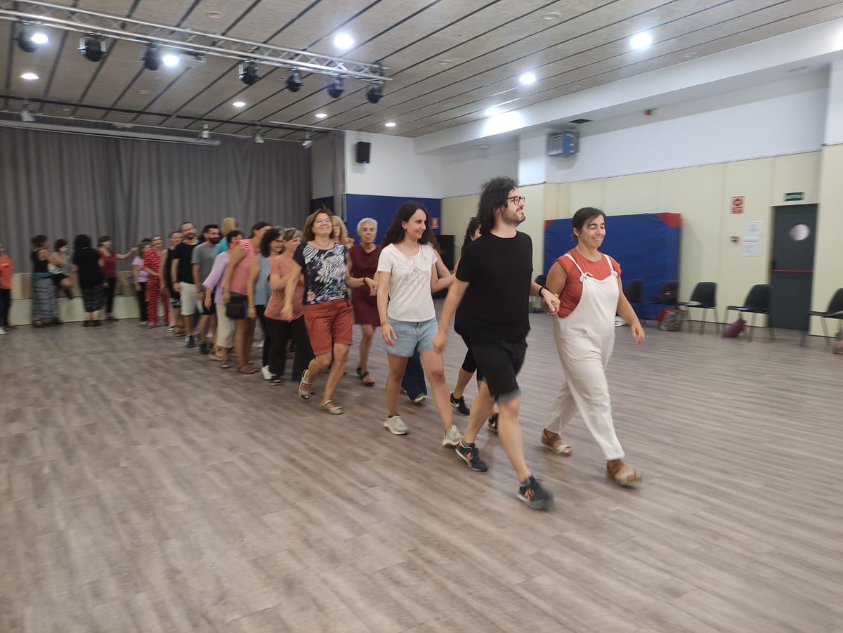 mcintoverdaguer's tweet photo. Iniciem el projecte amb @Xamfra_Centre dins el programa #CaixadEines de @PladebarrisBCN amb un claustre participatiu i ben viu! Això és començar el curs amb energia 💪🏼 https://t.co/nJ8WznSUQ8