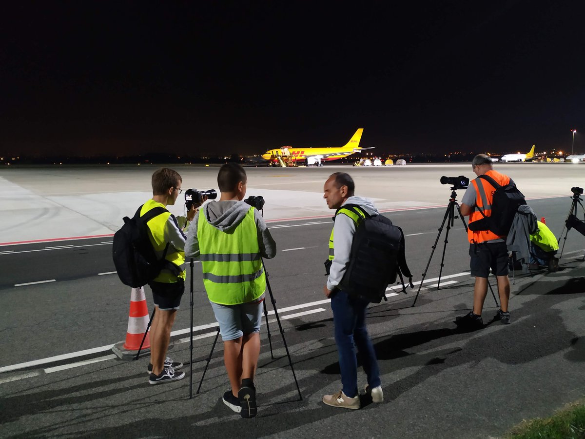 aena's tweet photo. 📸 😎 ✈️ Los aeropuertos vascos retoman desde hoy hasta el sábado el #EuskalSpottingWeekend con la colaboración de @basquespotting.

👉 https://t.co/tFNmZMuXLC https://t.co/avtwQVhLro