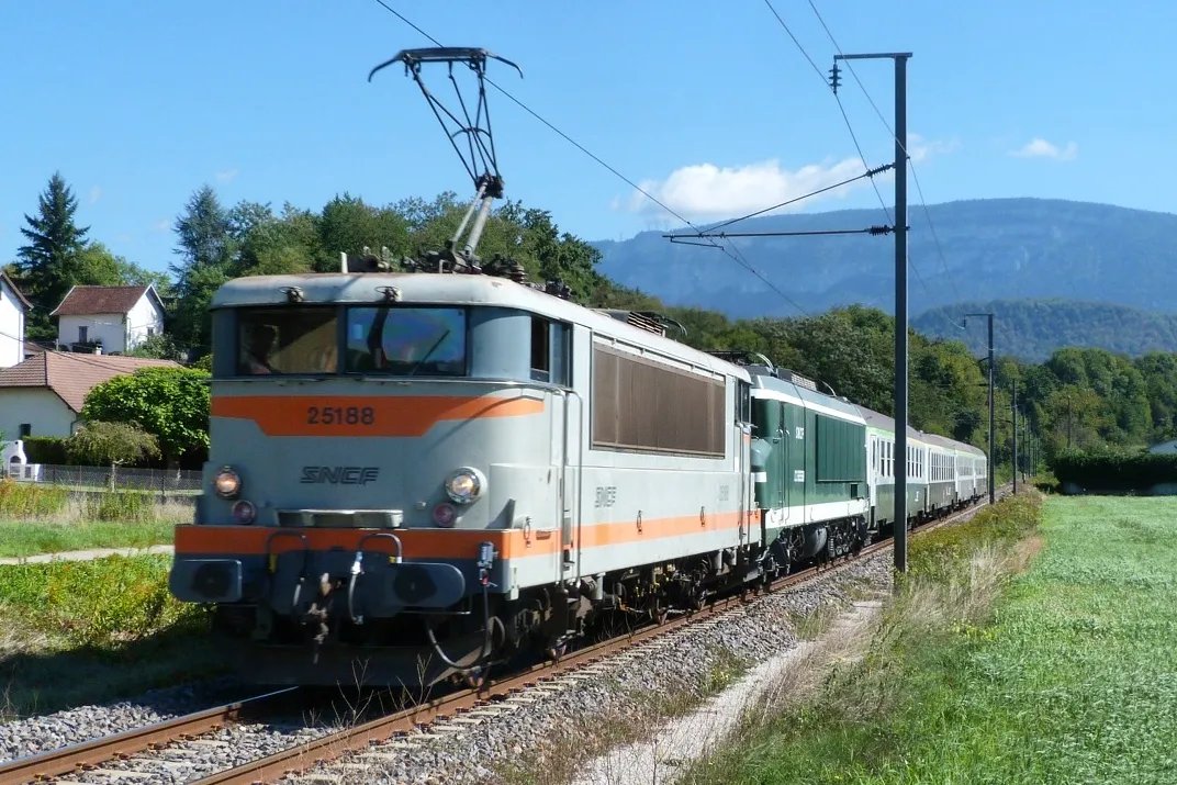 fantransport's tweet photo. Un dernier tour et puis s'en vont.
Deux belles dames de l'#APMFS pour un joli voyage dans le Nord-Isère pour la #BB25188 et la #CC6558, de Chambéry à Ambérieu, via Lyon (19/09/22).
#BB25150 #CC6500
#PatrimoineFerroviaire https://t.co/y4SOSbFIWt