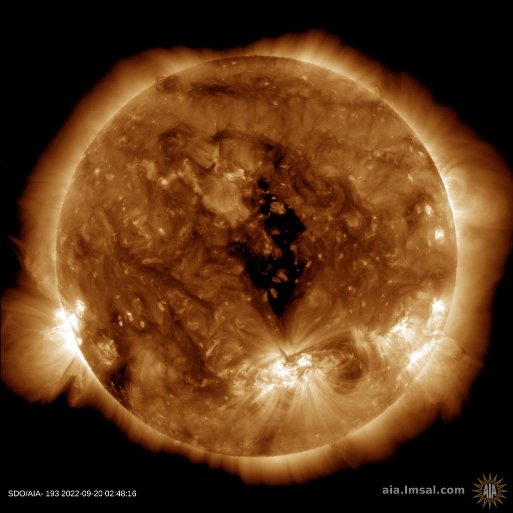 INGVambiente's tweet photo. Oggi #22settembre sul Sole 2 cose interessanti: un buco coronale rivolto verso la Terra e due regioni attive che con la rotazione solare si stanno riportando in vista. Nei prossimi giorni possibili #disturbi alle trasmissioni radio ad alta frequenza. Stay tuned! Immagini NASA https://t.co/DdKDZUWRkj