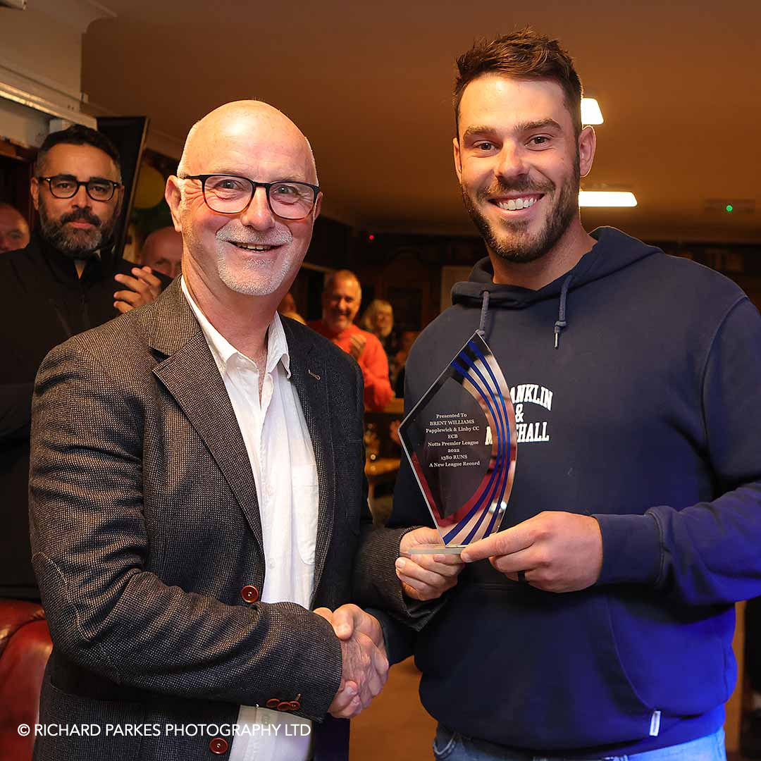 NottsPrem's tweet image. Baton passed 🤝

Former record holder Paul Johnson made a surprise appearance at @PapplewickCC&apos;s end of season do to present Brent Williams with an award for his new #NPL record of 1,380 league runs in a season. #ClassyTouch

@pjcricket492 | @BrentWillo29