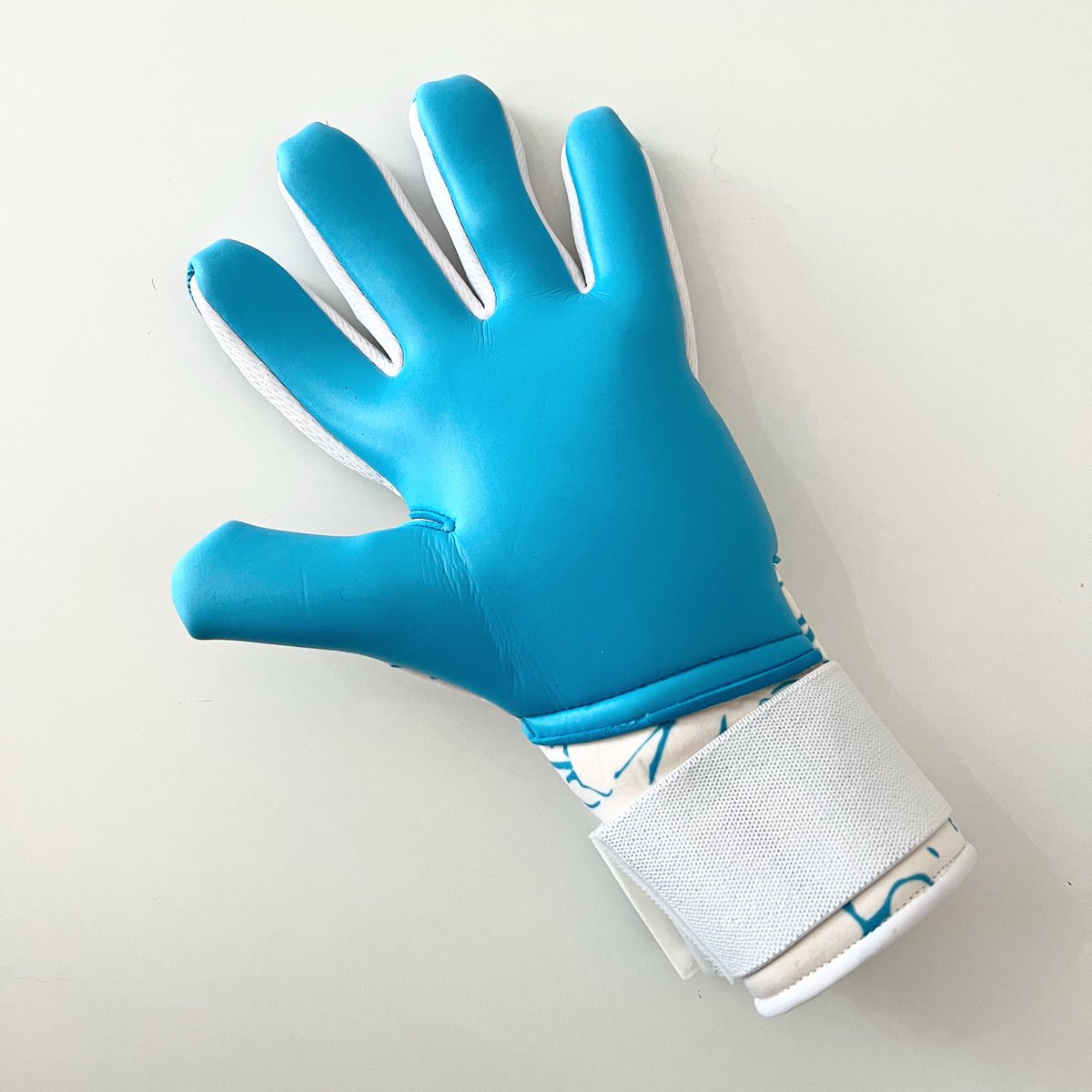 AMGoalkeeperTr1's tweet photo. • Introducing our new model ILMA 0.0 ���🔥.
👉 https://t.co/CURIAtBH6r
#Forbetterkeepers
#goalkeepergloves #goalkeeper #goalkeeping #maalivahti #jalkapallo #soccer #futbol #football #finland https://t.co/WEGtLZtM1p