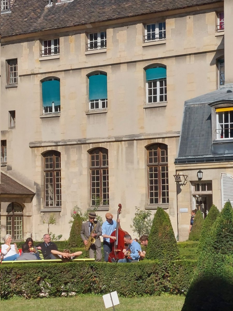 MariececileM's tweet photo. @HopitalCochin Sympa, ce concert de jazz dans le cloître de Port Royal ! https://t.co/UZaewWkX3F