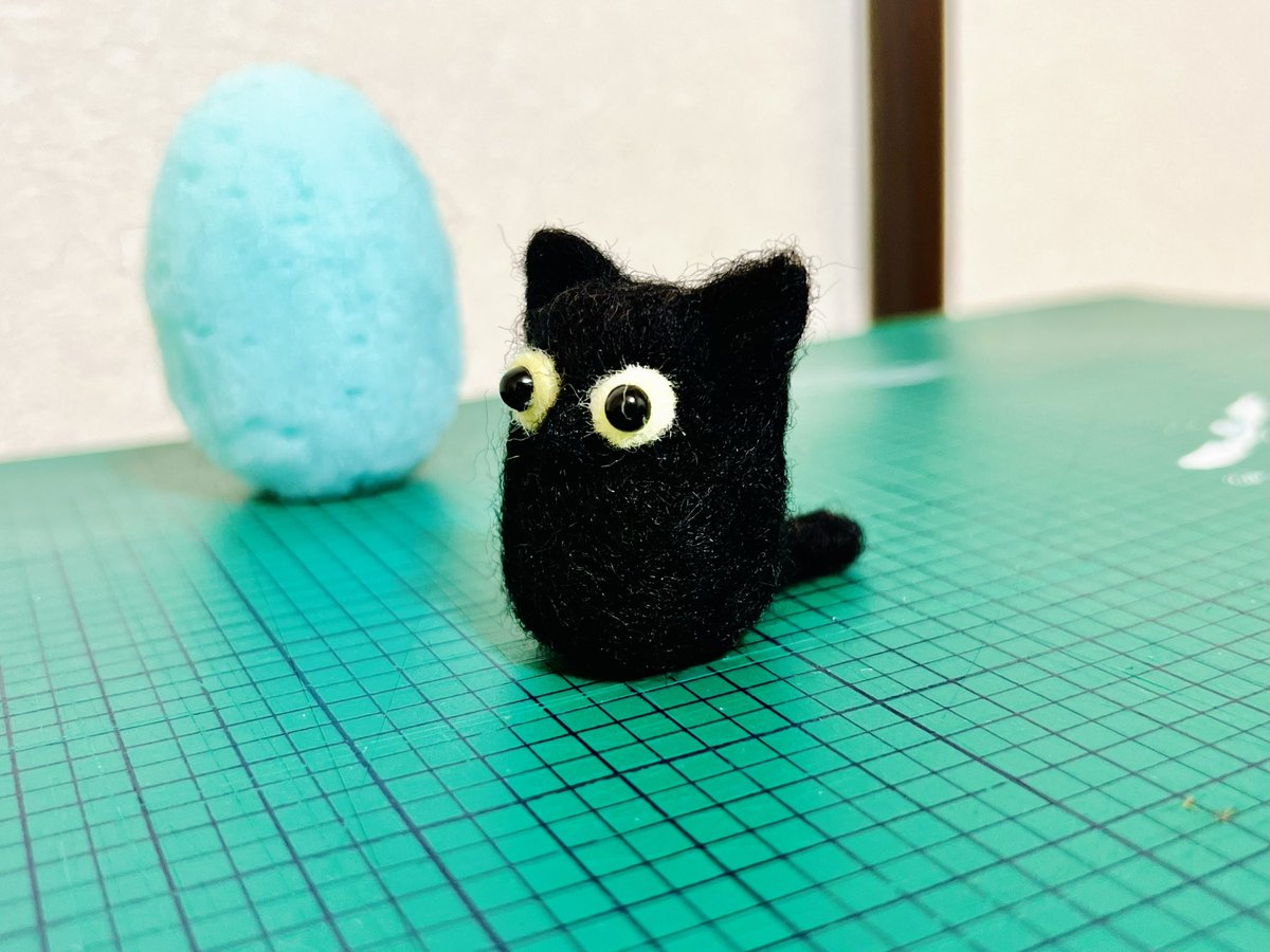 CatHats_'s tweet photo. 羊毛フェルトでうちの子の起きあがりこぼしを作りましたが…

残念ながら起きあがりませんでした😂
また今度再挑戦します🐈‍⬛ https://t.co/q5lsUFlIgC
