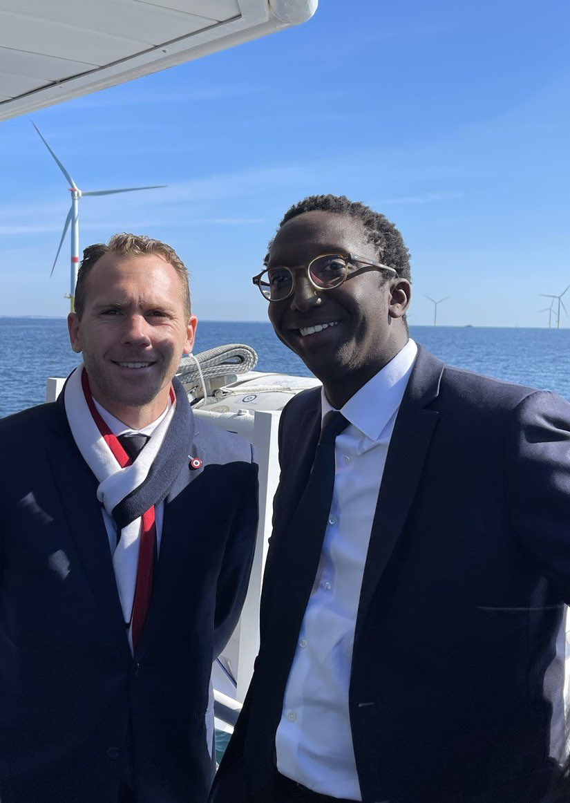 jmzulesi's tweet photo. Aux côtés du Président, traversée du premier parc éolien en mer. Étape cruciale vers nos objectifs de neutralité carbone. 🌊🇫🇷

#EnergiesRenouvelables #ParcEolien https://t.co/NsUoZYYMBU