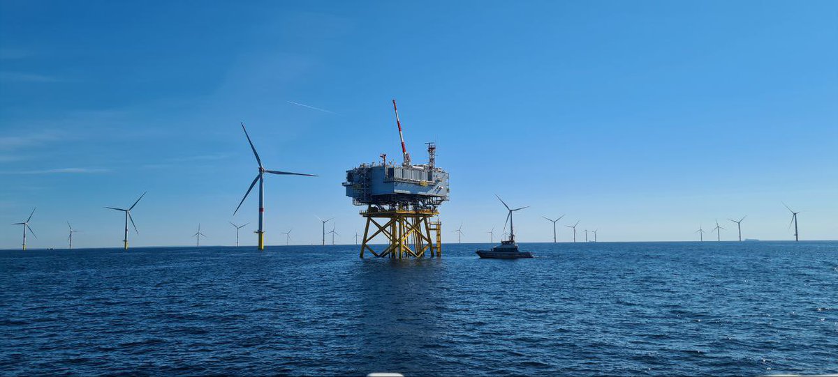 jmzulesi's tweet photo. Aux côtés du Président, traversée du premier parc éolien en mer. Étape cruciale vers nos objectifs de neutralité carbone. 🌊🇫🇷

#EnergiesRenouvelables #ParcEolien https://t.co/NsUoZYYMBU