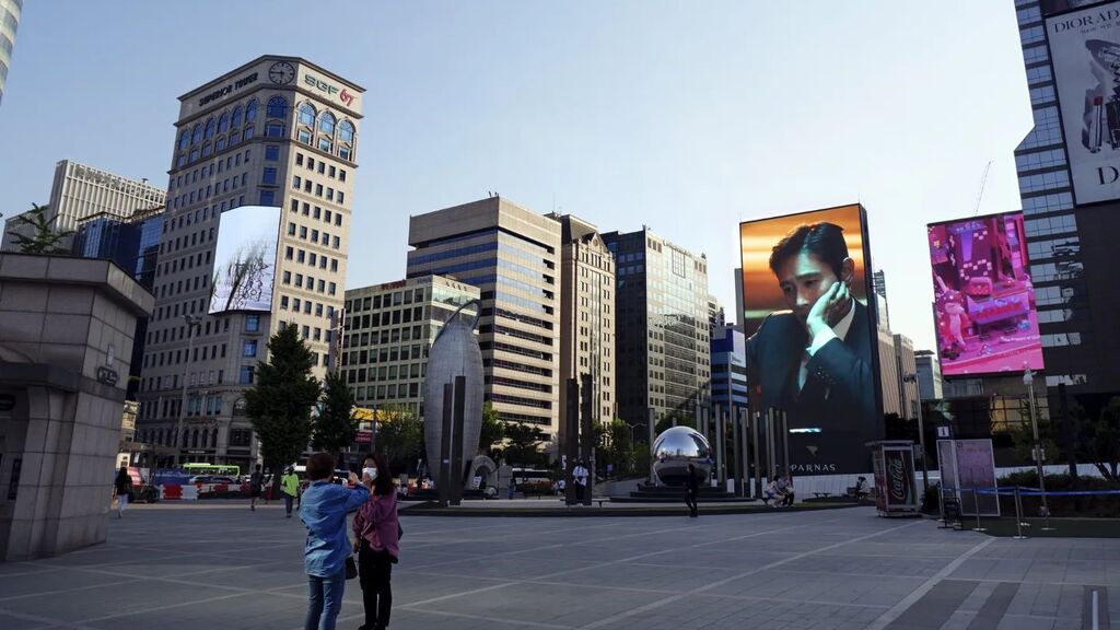 Gangnam's gaze.
.
.
.
.
#joeygonin #panasonic #lumix #coreedusud #southkorea #southkoreatravel #southkoreatrip #southkoreaphotography #seoul #burnmagazine #seoultravel #seoultrip #streetphotography #강남 #streetphotographers #lensculture #서울여행 #hea… instagr.am/p/CizoS62vY-e/