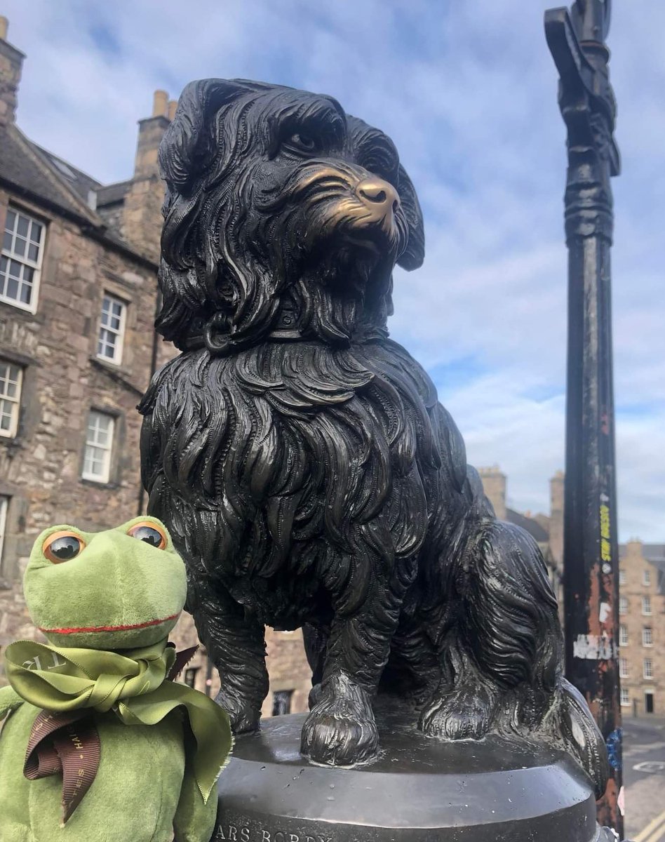 AlfredFrog's tweet photo. Here I am in Edinburgh with the statue of Greyfriars Bobby, who guarded his owner's grave for 14 years. What a loyal dog! 🐶 https://t.co/YHOEzOSOTU