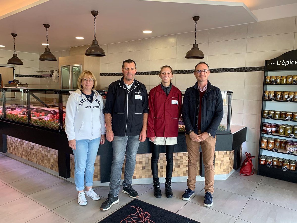 alexandrepueyo's tweet photo. ✅Bienvenu au nouveau boucher 🥩 de #JouyleMoutier Un employé reprend la boutique bld d’Ecancourt
✅J’ai participé au Pic-Nic de rentrée du Maillon, épicerie sociale de #Cergy avec les bénévoles
✅Tradition : étiquetage des bouteilles de #Ginglet à l’asso du Coteau des Jouannes https://t.co/tOFts4j7EA