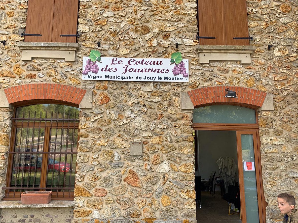 alexandrepueyo's tweet photo. ✅Bienvenu au nouveau boucher 🥩 de #JouyleMoutier Un employé reprend la boutique bld d’Ecancourt
✅J’ai participé au Pic-Nic de rentrée du Maillon, épicerie sociale de #Cergy avec les bénévoles
✅Tradition : étiquetage des bouteilles de #Ginglet à l’asso du Coteau des Jouannes https://t.co/tOFts4j7EA