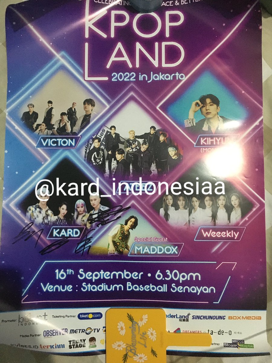 kard_indonesiaa's tweet photo. Giveaway
Hi, KARD INDONESIA mau bagi 1 poster KPOPLAND bertandatangan KARD untuk salah satu HIDDEN KARD

Caranya :
- follow akun IG &amp; TWITTER kami (jangan lupa di ss)
- like &amp; rt tweet ini
- kasih tau kami kenapa kalian ingin poster KPOPLAND TTD KARD

Periode 22-25 September 2022 https://t.co/qiSOV3D2I8