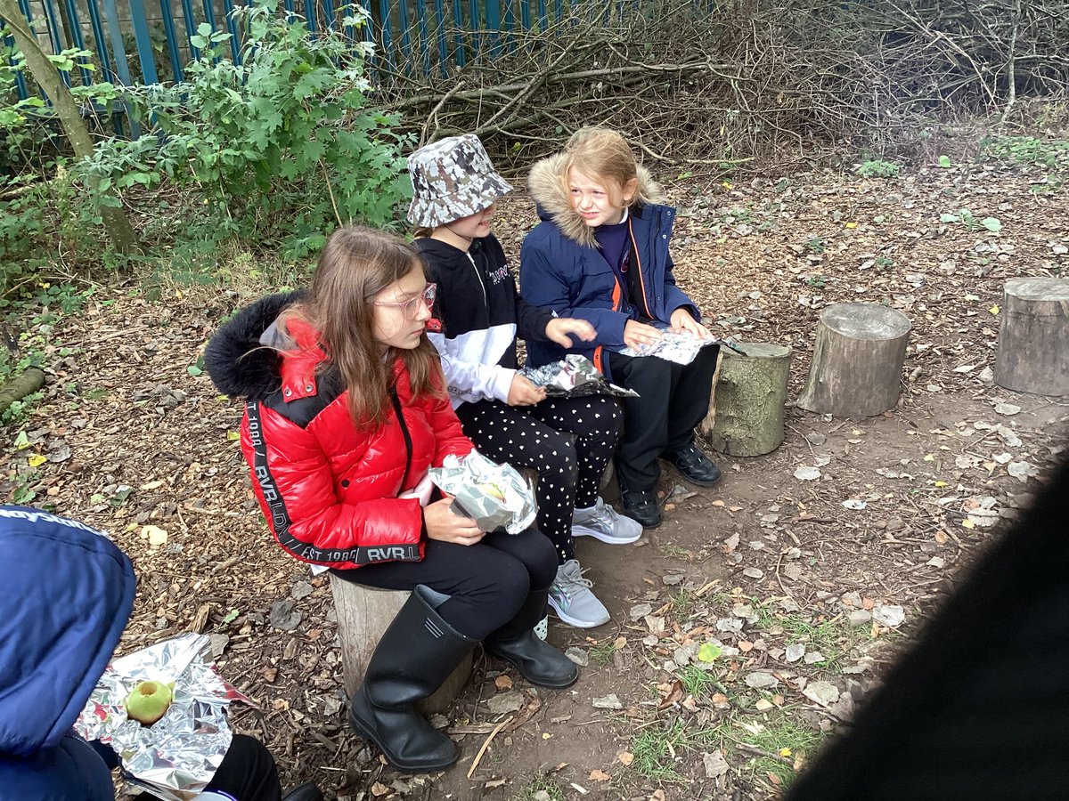 BartonCloughFS's tweet photo. Great day today started with baked apples hand picked from our Orchard! #homegrown #CAMPFIRE  @BartonCloughSSC @BartonClough @BrightFuturesET https://t.co/BjiYTi2bqp