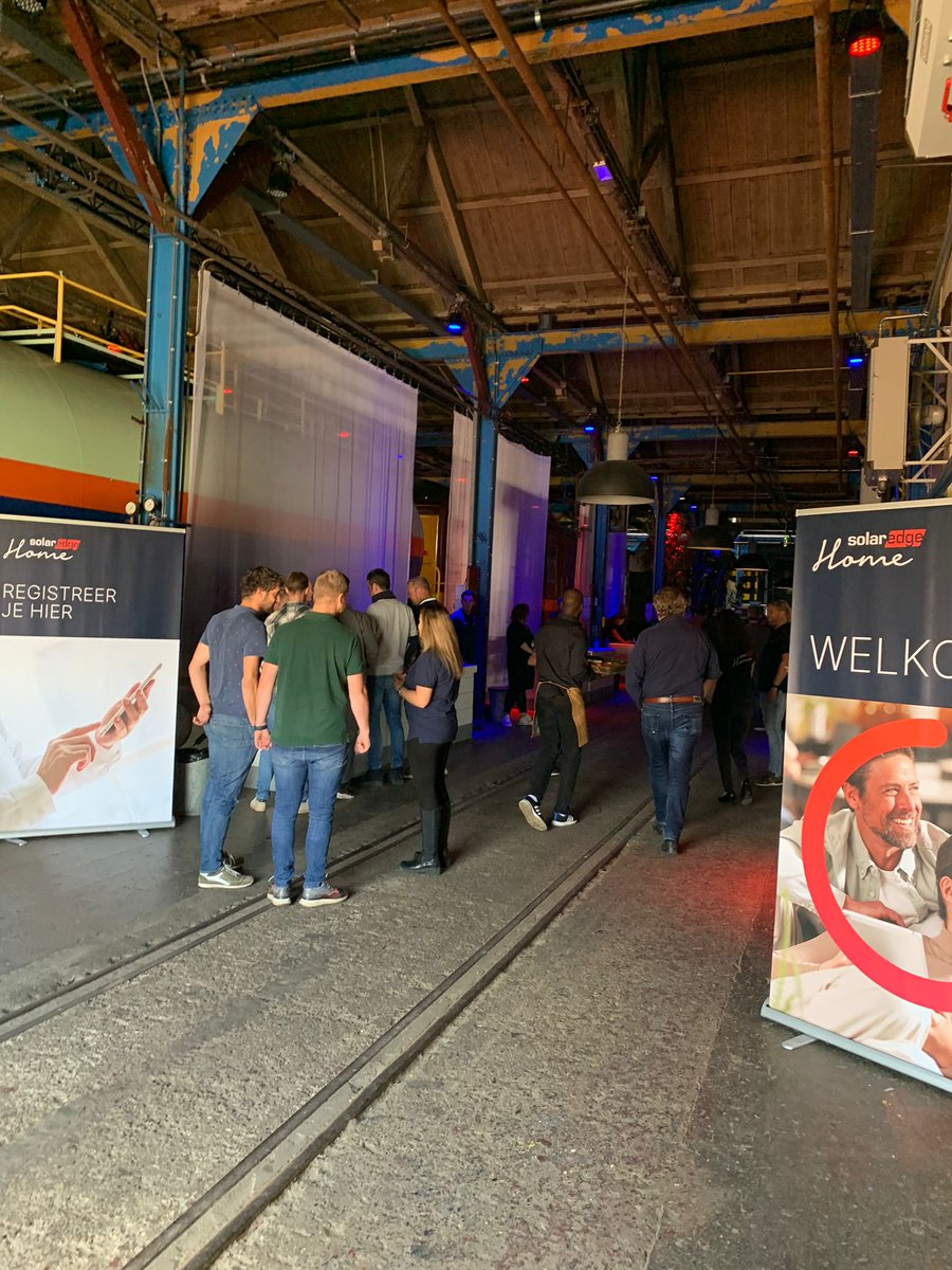 SolarEdgePV's tweet image. Er zijn al heel wat gasten binnen en we staan te popelen om nog meer mensen te ontvangen.. 

Kom jij ook nog steeds langs? Bekijk hier het programma: okt.to/4u8l1x

#SolarEdgeHome #duurzameenergie #zonneenergie #zonnepanelen #zelfconsumptie