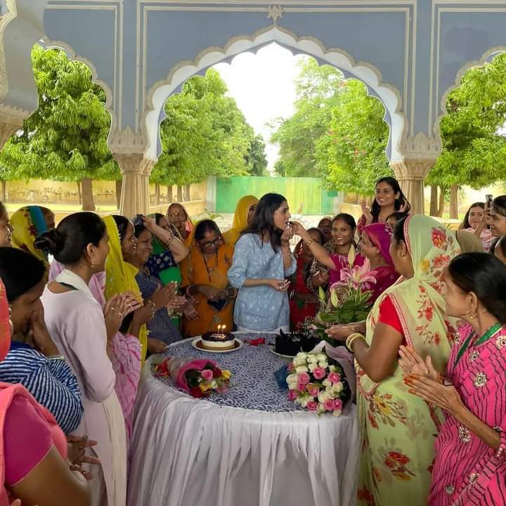 Arvind71050794's tweet photo. Princess Gauravi Kumari ji of Jaipur celebrated her birthday at Badal Mahal.
Happy Birthday Princess Gauravi.
#PrincessGauraviKumari
#HappyBirthday #TheCityPalaceJaipur #ThePDKFStore @KumariDiya #princess #jaipur #rajasthan https://t.co/N8iWsooiLk