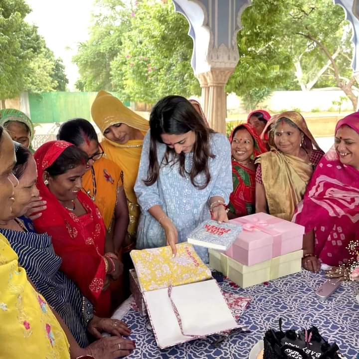 Arvind71050794's tweet photo. Princess Gauravi Kumari ji of Jaipur celebrated her birthday at Badal Mahal.
Happy Birthday Princess Gauravi.
#PrincessGauraviKumari
#HappyBirthday #TheCityPalaceJaipur #ThePDKFStore @KumariDiya #princess #jaipur #rajasthan https://t.co/N8iWsooiLk