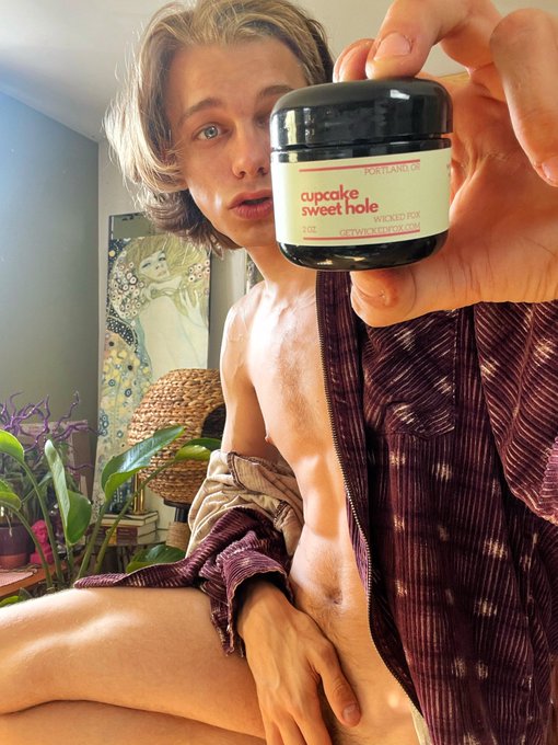 I&lsquo;m obsessed with this one (it&lsquo;s very sweet so only use a bit!) 🥰🧁 https://t.co/8KAkU3qmoV