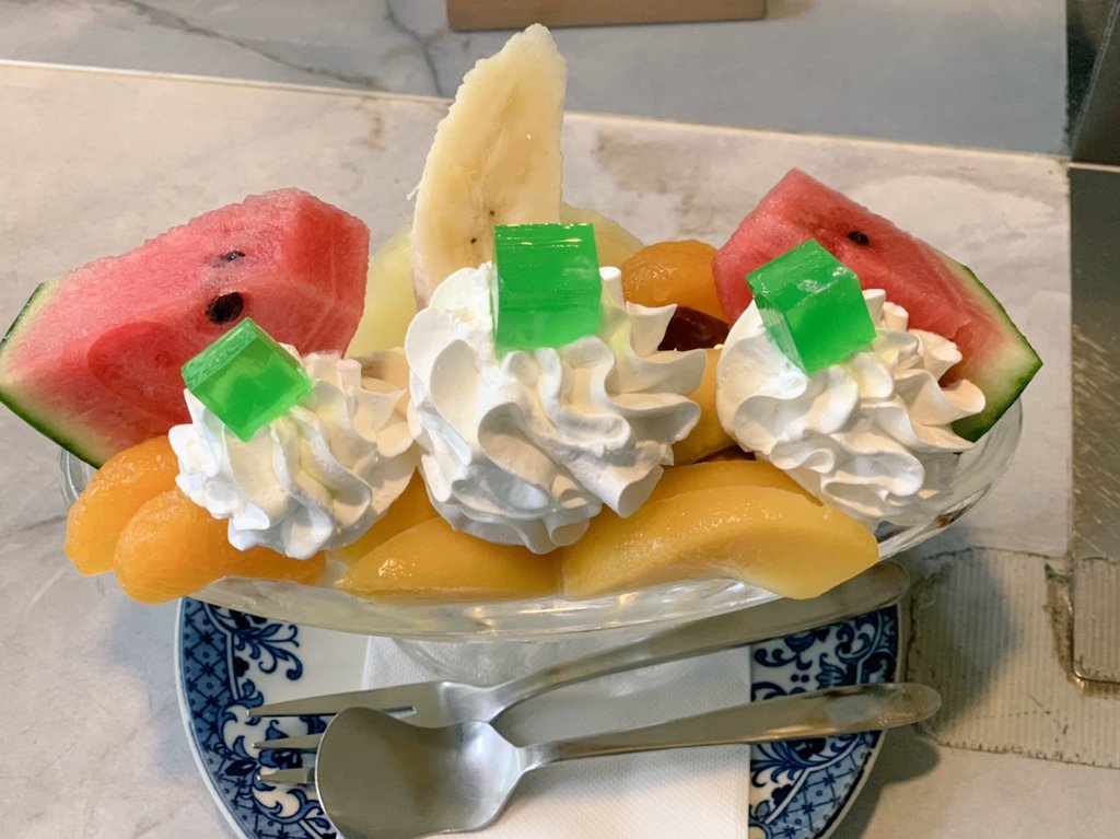 SalvaYamaDaliO's tweet photo. 今年の夏は世界一かはわからないが、東洋一豪華なプリンアラモードを食べたと思う。
そんな良い夏の思い出を作ってくれた「喫茶クラウン」。
螺旋階段とシャンデリアがたまらん。
生で見るとその素晴らしさに感動を覚える。
記憶にはないが、昭和の雨の夏の日の午後にタイムスリップしたようだった。 https://t.co/w9vRVYL48E