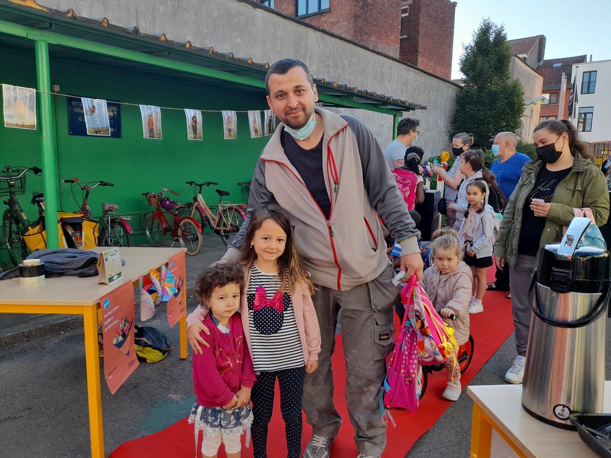 OC_Gent's tweet photo. Ouders en kinderen warm onthalen van bij de start is belangrijk! Wat is de visie rond wennen op jouw school, hoe bouw je het op, welke materialen gebruik je en hoe communiceer je? Schrijf je in voor het lerend netwerk over wen- en instapmomenten op 13/10.
https://t.co/JD6UcHMqLa https://t.co/IS8qnBhFmL