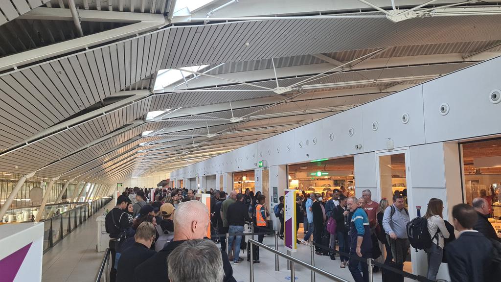 ProcEdburyDaley's tweet image. @DPWconference here&apos;s the security queue at Schipol T3 for those travelling home today. Looks better then feared! Safe travels everyone #DPWConference