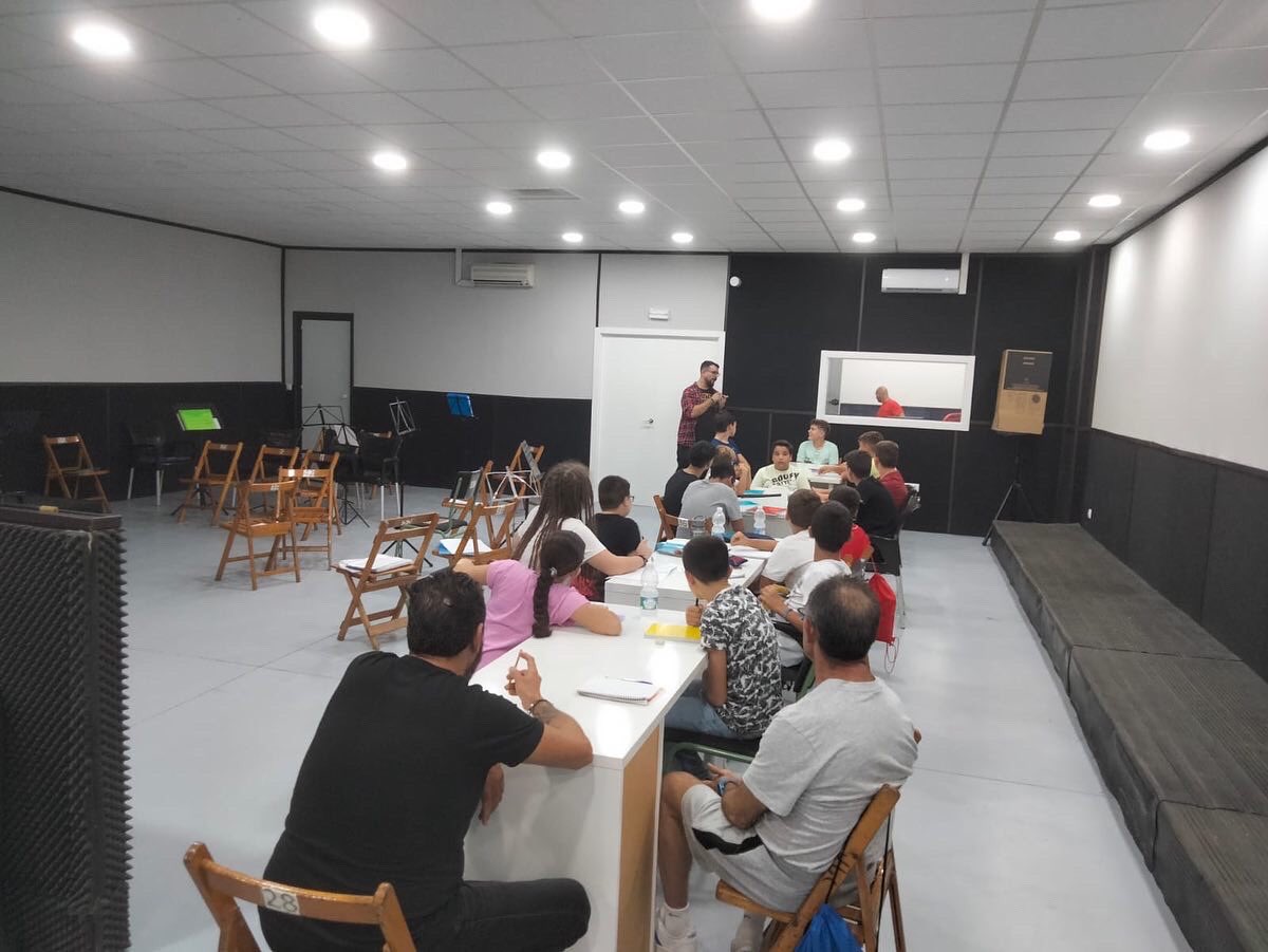 Nazareno_Huelva's tweet photo. 🎼 SEGUIMOS CON LAS CLASES DE LA ESCUELA DE MÚSICA “ALFONSO RAGGIO”
En la tarde de ayer los alumnos y alumnas de nuestra Escuela de Música recibieron su primera clase de lenguaje musical. Se palpaba la ilusión y las ganas de un grupo que sueña con ser músicos del Señor de Huelva. https://t.co/3tsL8YTuZj
