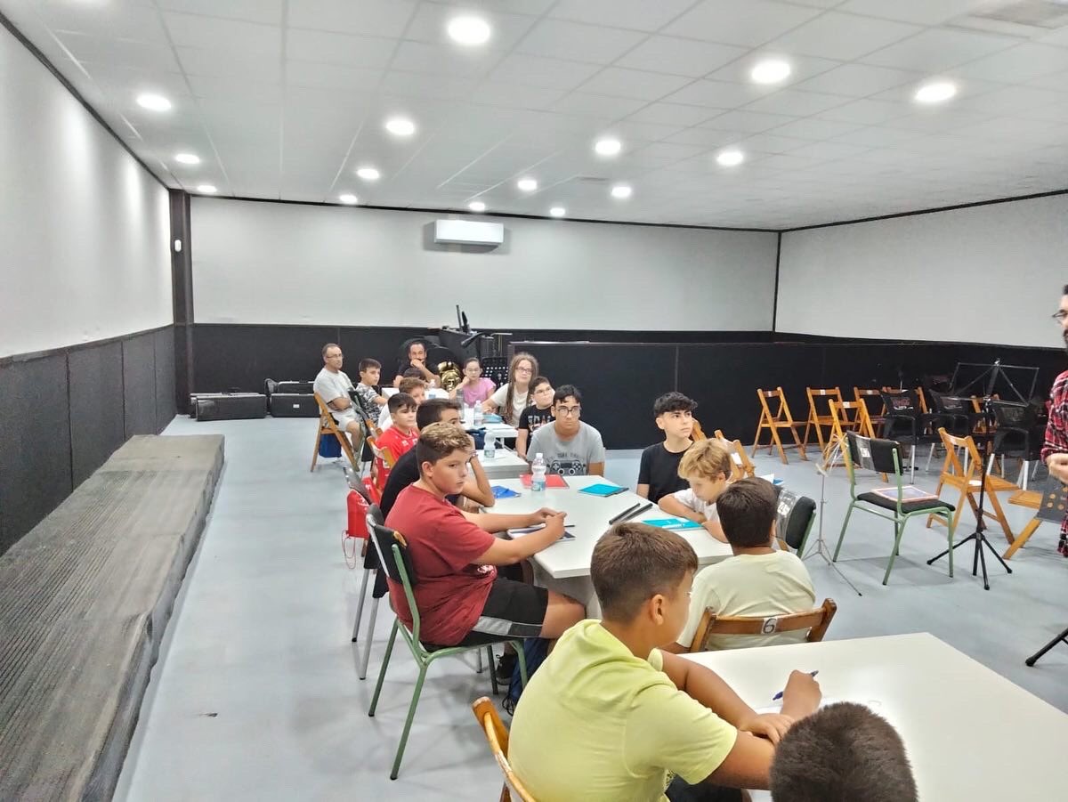 Nazareno_Huelva's tweet photo. 🎼 SEGUIMOS CON LAS CLASES DE LA ESCUELA DE MÚSICA “ALFONSO RAGGIO”
En la tarde de ayer los alumnos y alumnas de nuestra Escuela de Música recibieron su primera clase de lenguaje musical. Se palpaba la ilusión y las ganas de un grupo que sueña con ser músicos del Señor de Huelva. https://t.co/3tsL8YTuZj