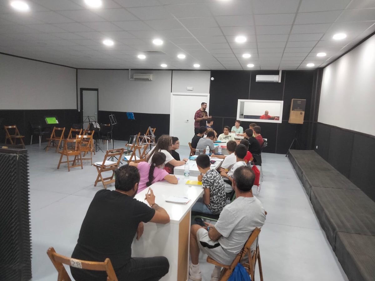 Nazareno_Huelva's tweet photo. 🎼 SEGUIMOS CON LAS CLASES DE LA ESCUELA DE MÚSICA “ALFONSO RAGGIO”
En la tarde de ayer los alumnos y alumnas de nuestra Escuela de Música recibieron su primera clase de lenguaje musical. Se palpaba la ilusión y las ganas de un grupo que sueña con ser músicos del Señor de Huelva. https://t.co/3tsL8YTuZj