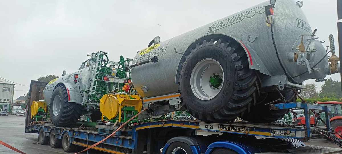 MajorEquipment's tweet photo. Saw benches and Alpine class #slurrytankers on their way to #HalseSouthWest 🚛🚛
The 2300ALP #MajorTanker comes with our 7.5m #trailingshoe 👍
Watch the same kit in action on a dairy operation in Cork 👀 https://t.co/Vf8hFjRk7v
#halsesw #slurry #farming #agriculture https://t.co/SGvXXVvrjx