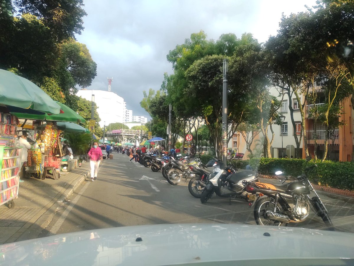 CaracolBga's tweet photo. #MalaNota Esta es la calle de los estudiantes en la Ciudadela Real de Minas en #Bucaramanga. Se convirtió en una zona de estacionamiento https://t.co/YWivVxDmGF